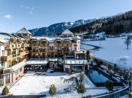 Tevini Dolomites Charming Hotel, hotel en Commezzadura