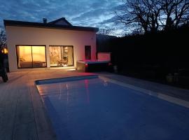 lovebirds spa, holiday rental in Vincey