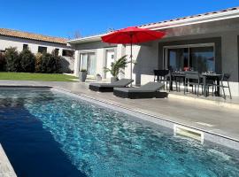 Belle villa avec piscine et vue、Servianのホテル