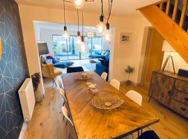 Tregenna House - St Ives, A Beautiful Newly Refurbished 4 Bedroom Family Town House With Alfresco Dining Garden and Private Parking Spaces, hytte i St Ives