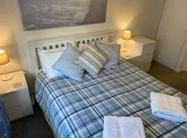 Trafalgar, lovely ground floor flat with outside patio garden, minutes walk to seafront