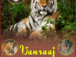 Vanraaj resorts & Swiss cottages, готель у місті Mandlā