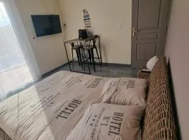 Chambre avec piscine partagée