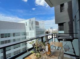 Luxury & Cosy apart with balcony Eiffel Tower view, cheap hotel in Issy-les-Moulineaux