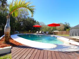 Peaceful dog-friendly w private heated pool, hotel in Palm Harbor