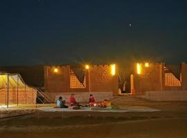 沙漠奇觀營地酒店，Ḩawīyah的露營地