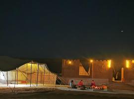 Desert Wonders Camp, kemp v destinaci Ḩawīyah