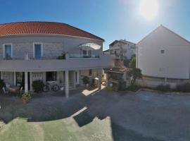 Apartman Ferara, location près de la plage à Tribunj