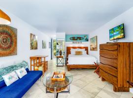 Dzīvokļu viesnīca DOWNTOWN PARADISE GARDEN HOTEL CONDO with Hot Tub, Pool & Beach pilsētā Kailua-Kona