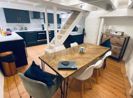 SPINDRIFT is A Beautiful Newly Refurbished THREE BEDROOM Private Family House located on the OLD HARBOUR and the COASTAL PATH in the Heart of Beautiful POLPERRO – obiekty na wynajem sezonowy w mieście Polperro