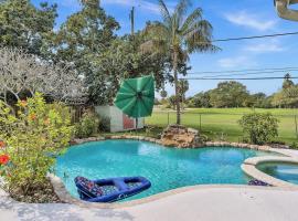Pool Heat I Firepit and BBQ I 75"TV I Foosball I 581mbps, maison en bord de lac à Cooper City