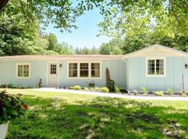 Little Blue Cottage: a wooded getaway near beaches and towns, vacation rental in Benton Harbor