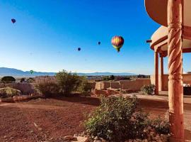 New Mexico Style Home, Stunning Views & Sunrise、リオランチョのホテル