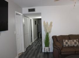 Spacious home by hard rock stadium and Casino, holiday rental in Hollywood Ridge Farms