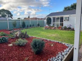 Yours 3 bedrooms house - Granny Flat Close to Park, hytte i Wyndham Vale