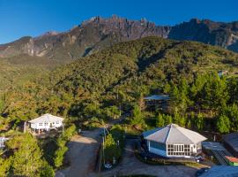 Sweeping Mountain View Retreat at La Cantane Villa, golfhotel i Kundasang