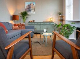 Sfeervol verblijf in oude gemeentehuis Eenrum., hotell sihtkohas Eenrum