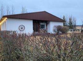 Golden Circle private Farmhouse with hot tub, sumarhús á Selfossi