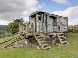 Glamping Wagon - 1 x Double Bed 2 x Single Bed, hotel in Scarborough