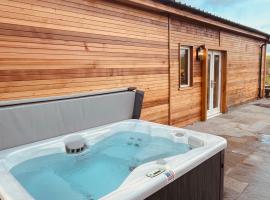 East Learmouth Lakeside Lodges - Larch Lodge, hotel in Cornhill-on-tweed