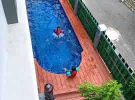 A home with private pool, Kebun Kecil, hotel cu parcare din Tangga Batu