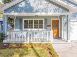 Modern, Upscale, and New Blue Bungalow in the heart of Downtown St Augustine, cottage à Saint Augustine