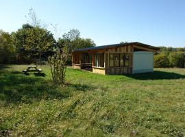 Mobile Home auf Campingplatz mit Naturbadesee, hótel með bílastæði í Parsac