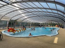 Mobil Home XXL 4 chambres - Camping Le Clos Cacheleux, hotel i Miannay