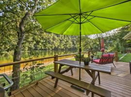 Cozy Waterfront Cottage with Deck on White River!, хотел в Cotter