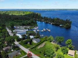Fun Place with a Sandy Beach for Swimming, Boating & Fishing, Featuring 1 House and 3 Cabins, hôtel à Fenelon Falls