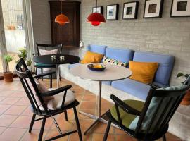 Skønne værelser med adgang til pejsestue og have, vacation rental in Risskov