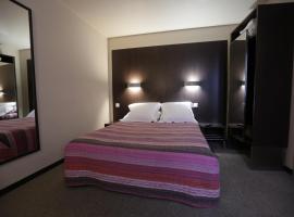 Hôtel Au Petit Caporal, hotel v destinaci Maisons-Alfort