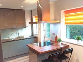 Stunning 3 bed House sleeps 5-6, WiFi, OFF Street Parking in Nottingham close to M1, kisállatbarát szállás Nottinghamben