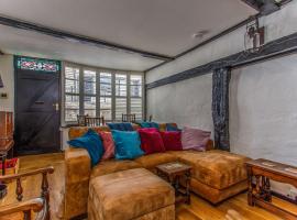 Modern living, Charming Old Town Cottage, sumarhús í Hastings