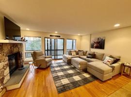 NEWLY REMODELED FOUR BEDROOM All SEASON CONDO W MOUNTAIN VIEWS, hotell i East Jewett