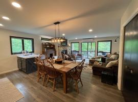 Mountain Condo with Modern Cabin Style, hotell i East Jewett