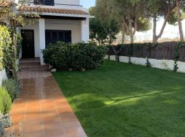 Stylish Beach House 600m to sea, holiday home in Cubelles