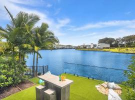 Executive, modern waterfront house, cabaña o casa de campo en Maroochydore