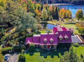 New - Authentic 1800s log chalet with private lake, hotell i Sainte-Lucie-de-Doncaster