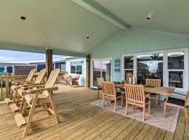 Surfside Beach Vacation Rental with Ocean Views, hotel v destinaci Freeport