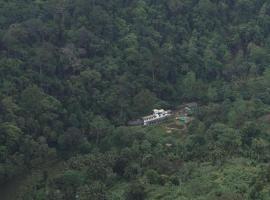 Explore Sinharaja Rain Forest Tour Camp, hotel v destinaci Dombagoda