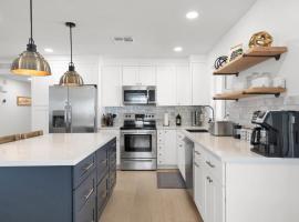 Modern Home with Pool Near ASU & Scottsdale, hotel v destinaci Tempe