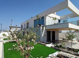 Chalet con piscina y jardín, no fumadores ni fiestas, hotel in Cúllar-Vega