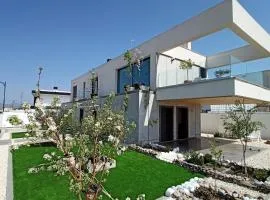 Chalet con piscina y jardín, no fumadores ni fiestas