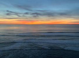 Steps To The BEST Beach . Surf . Spa . Main Street, hotel na praia em Encinitas