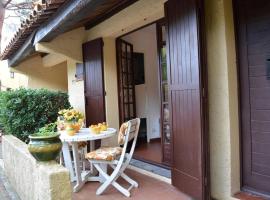 Studio avec Terrasse, Parking, à 500m de la Plage - Le Lavandou - FR-1-251-66, hôtel au Lavandou