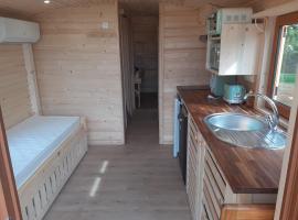 Luxury caravan for six people - private swimming pool, hotel a Journiac