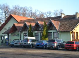 Hotelik Orlik، فندق مع موقف سيارات في Legnickie Pole