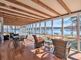 Stunning Seneca Home with Lake Keowee Access!, hotel v destinácii Seneca
