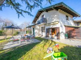 Cedar House Villa Few Minutes From Lake - Happy Rentals, holiday home in Angera